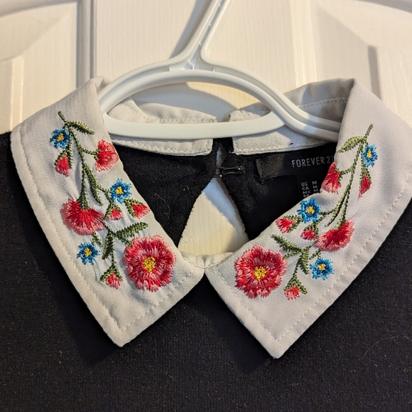 Forever 21 Black Top with Floral Embroidery Peter Pan Collar Size Medium - Picture 3 of 4